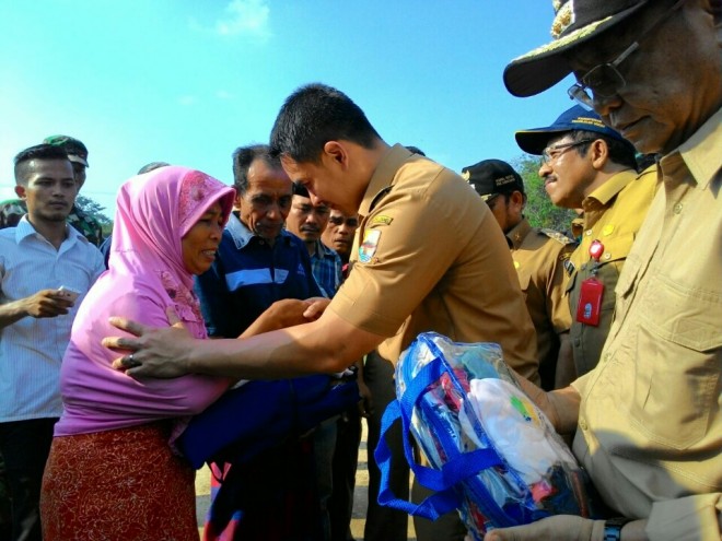 Gubernur Jambi, Zumi Zola menyerahkan bantuan ke korban banjir